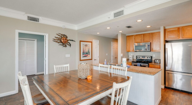 Unwind Poolside, Walk to Shore! 12th-floor PCB Gem, Rezerwuj Apartament Hotele w Panhandle Florida z parkingiem, Parking