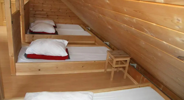 Кровать в общем номере Lodge am Krippenstein