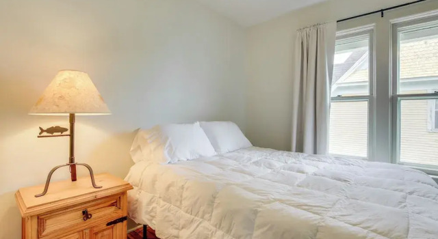Апартаменты Lovely Elkhart Lake Apartment - Walk to Town!