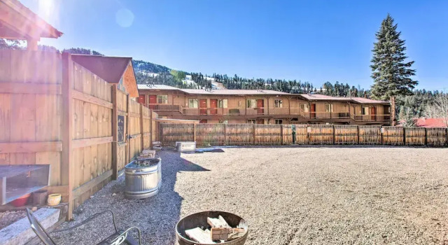 Near Hiking & Main St! Mtn-view Red River Retreat, Varaa Huoneisto Red River 