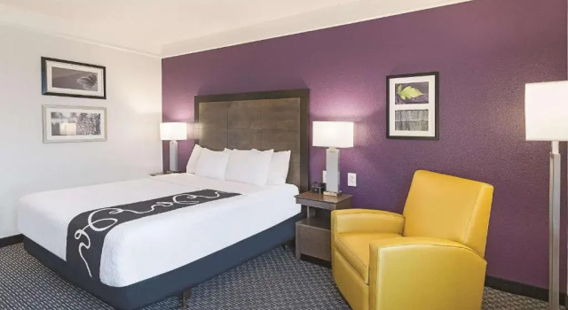 Номер Standard с видом на бассейн La Quinta by Wyndham Arlington North 6 Flags Dr