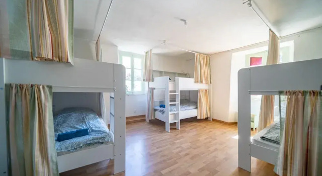 Кровать в общем номере Les Copains à Bord - chambres dhôtes et roulottes