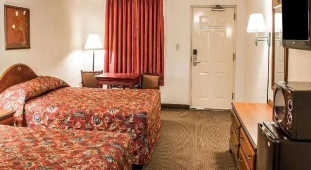 Шестиместный номер Standard Econo Lodge Fayetteville I-95