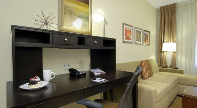 Четырёхместный люкс с 2 комнатами Staybridge Suites - Odessa - Interstate HWY 20 by IHG