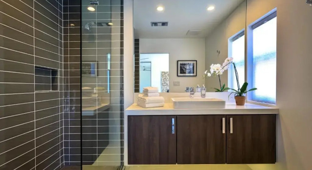 Just Built 5 Bedroom Luxury Retreat with All Private Baths, Забронировать Отель Отели Палм-Спрингса с парковкой, рядом с Palm Springs Mall Shopping Center, Парковка