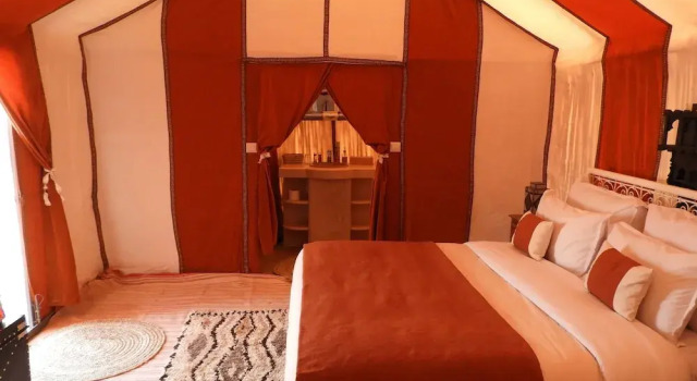 Sleeping in a tent in Merzouga desert, Prenota Affittacamere Merdani Marocco