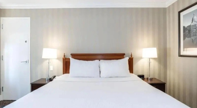 Номер Premium Sandman Signature Edmonton Downtown Hotel