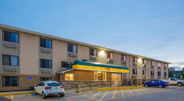 Super 8 by Wyndham Iowa City/Coralville, Забронировать Отель Айова-Сити Айова, рядом с Johnson County Historical Society