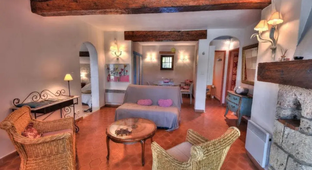 Superb Character House Near the Lovely Village of Tourtour, Забронировать Отель Отели Вара с бассейном, Бассейн