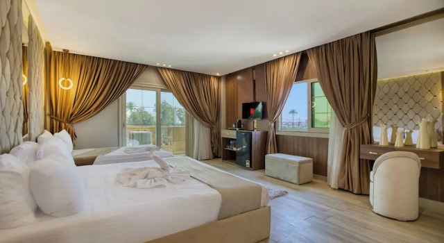 Трёхместный номер Deluxe с балконом Golden Palm Sunrise Inn