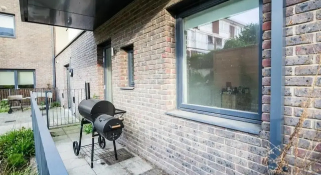 Contemporary and Bright 2 Bed Flat in East London