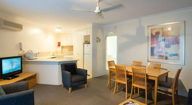 Golden Shores Holiday Club, Book Hotel Labrador Queensland