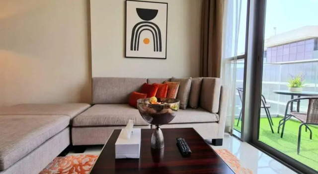 Апартаменты Stunning 1 BR Golf Views Damac Hills, Забронировать Апартаменты/квартира Отели Арабиан Ранчес с бассейном, Бассейн