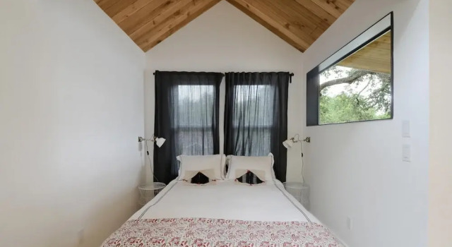 1BR SoCo Treehouse Studio by RedAwning, Забронировать Отель Отели Остина 3 звезды, рядом с South First Street, 3*
