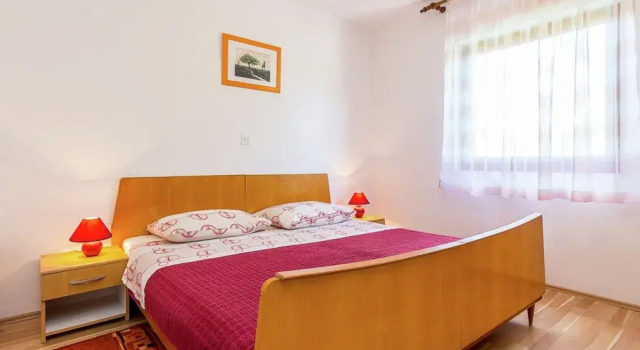 Holiday Home With Garden Located Near the Beach, Забронировать Дом для отпуска Коттеджи Пула, рядом с Пляж Каналич, Коттедж