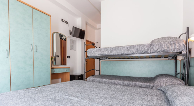 Четырёхместный номер Classic с балконом и с частичным видом на море Hotel Haway