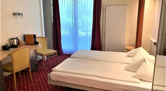 Двухместный номер Standard с балконом HOP Apartments & Suites