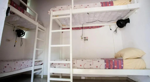 Кровать в общем номере Island Life Hostel