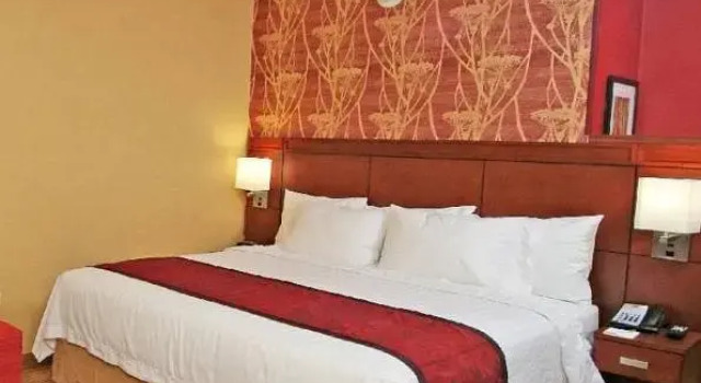 Кровать в общем номере Courtyard by Marriott Salisbury