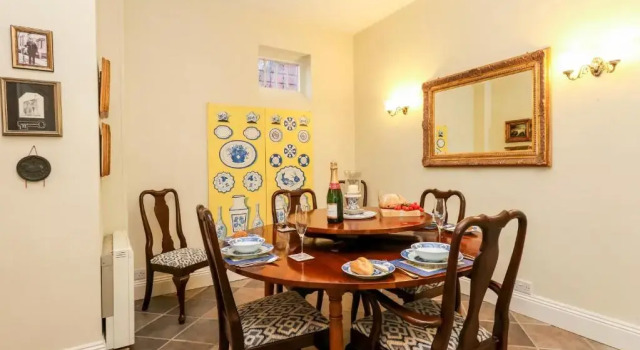 Old Gaol Cottage, CERNE ABBAS, Book Hotel Cerne Abbas Dorset