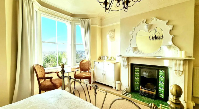 West Hill Retreat Edwardian Balcony Ensuite with Room Served Breakfast, Забронировать Вилла Отели Исторического графства Суссекса с парковкой, Парковка