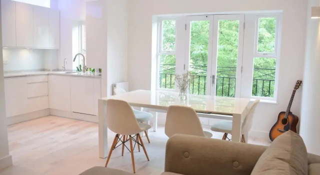 Stylish 2 Bedroom Apartment in Queen's Park, Забронировать Апартаменты/квартира Отели Большого Лондона с парковкой, Парковка