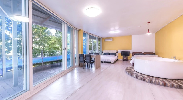 Номер Standard c 1 комнатой с балконом и с видом на реку Gapyeong Clubviva Spa Pension