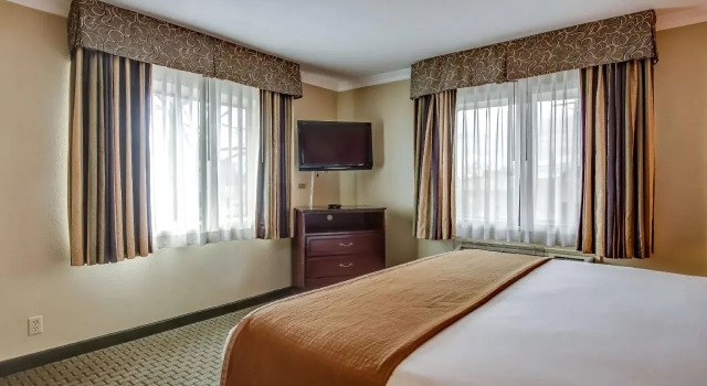 Howard Johnson Inn & Suites Reseda, Забронировать Отель Резеда San Fernando Valley