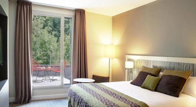 Номер Standard с видом на окрестности Best Western Plus Paris Meudon Ermitage