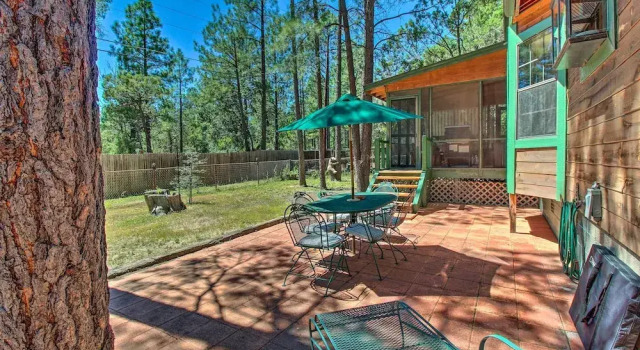 Коттедж с 4 комнатами Screened Porch, Fenced Yard: Lakeside Retreat!