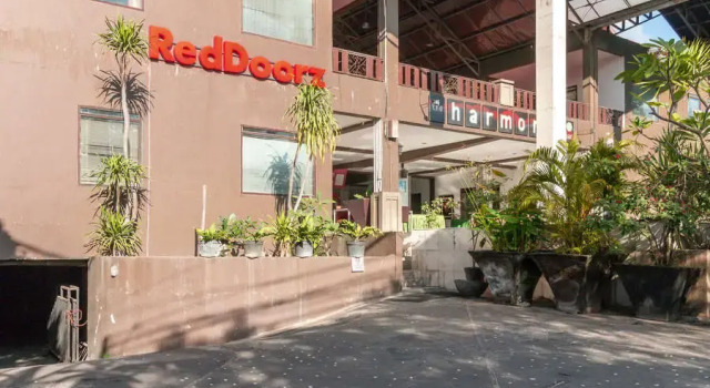 RedDoorz Plus @ Raya Legian