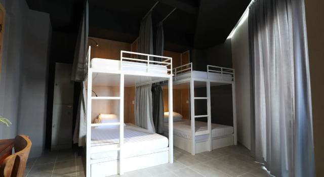 Кровать в общем номере Sky hotel