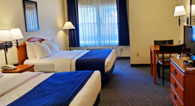 Четырёхместный номер Standard с балконом и с видом на горы Manitou Pikes Peak Hotel