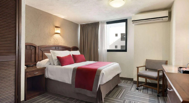 Двухместный номер Standard Ramada Plaza by Wyndham Leon