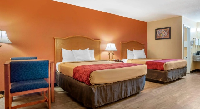 Четырёхместный номер Standard Econo Lodge Inn & Suites Evergreen