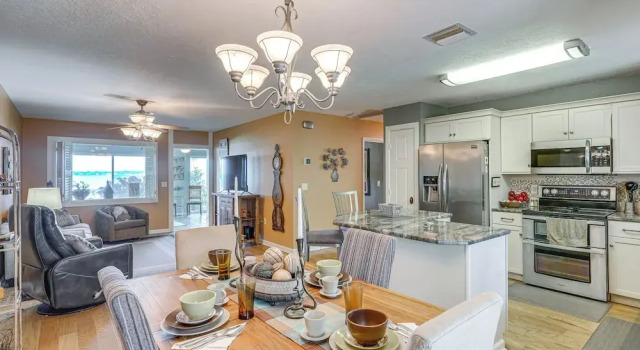 Коттедж Auburndale Vacation Rental w/ Yard & Lake Views