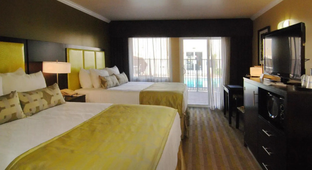 Четырёхместный номер Standard с видом на бассейн Best Western Canoga Park Motor Inn