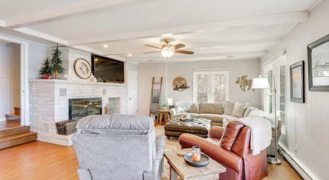 Family Home w/ Private Dock on Lake of the Ozarks!, Prenota Casa vacanze Hotel a Missouri con parcheggio, Parcheggio
