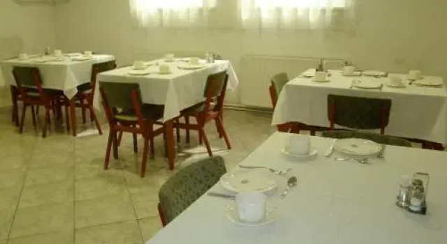 Carrier Hotel, Rezervovat Hotel Komárom 