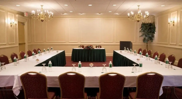 Holiday Inn Boxborough, Varaa Hotelli Hotellit New England uima-altaalla, Uima-allas