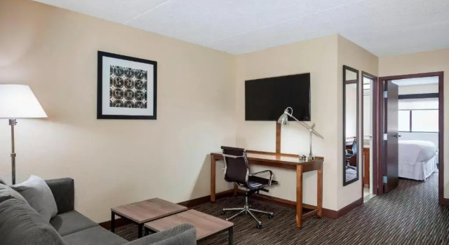 Четырёхместный люкс Royle Hotel Milwaukee Airport