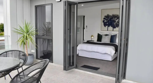 Brand New 2 Bed Apartment with Stunning City Views, Book Apartment Melbourne 