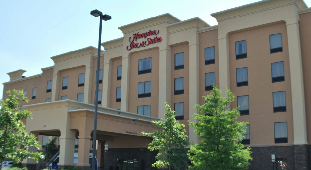 Hampton Inn & Suites Nashville at Opryland, Забронировать Отель Юг Нашвилл Нэшвилл, рядом с Конгресс-центр Gaylord Opryland