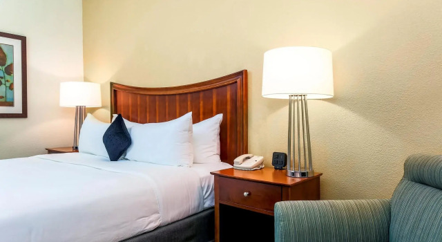 Red Lion Inn and Suites Hattiesburg, Забронировать Отель Отели Хаттисберг с бассейном, рядом с Merit Health Wesley, Бассейн