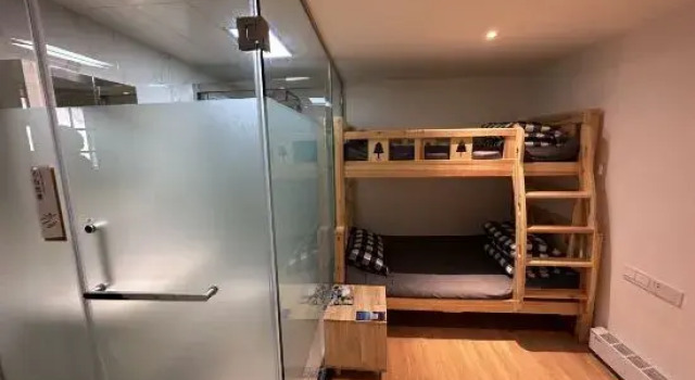 Łóżko w pokoju wieloosobowym (pokoju wieloosobowym dla mężczyzn) Kanas Yebo Hotel