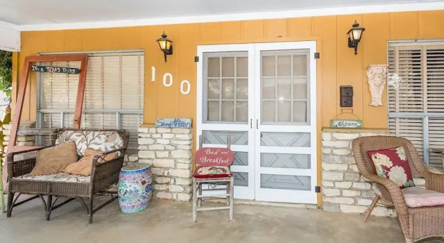 Коттедж Binky's Summer Afternoon Studio Bedroom Cottage by RedAwning