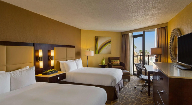 Четырёхместный номер Standard с балконом и с видом на залив Hilton Galveston Island Resort