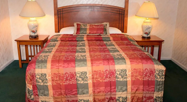 Lake Crest Inn, Забронировать Отель Отели Лейк-Джордж с парковкой, рядом с Музей «Форт Уильям-Генри», Парковка