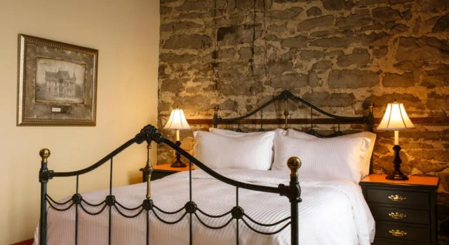 Двухместный номер Signature St. Laurent River Front Auberge du Vieux Port by Gray Collection