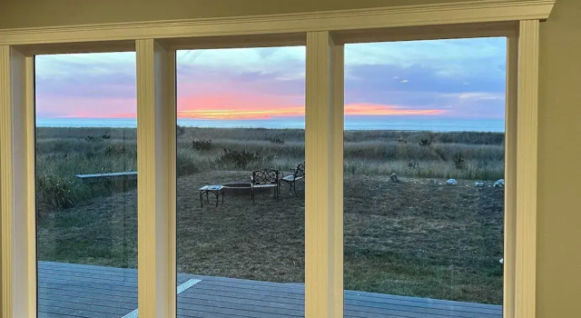 Коттедж Beachfront Westport Home w/ Deck